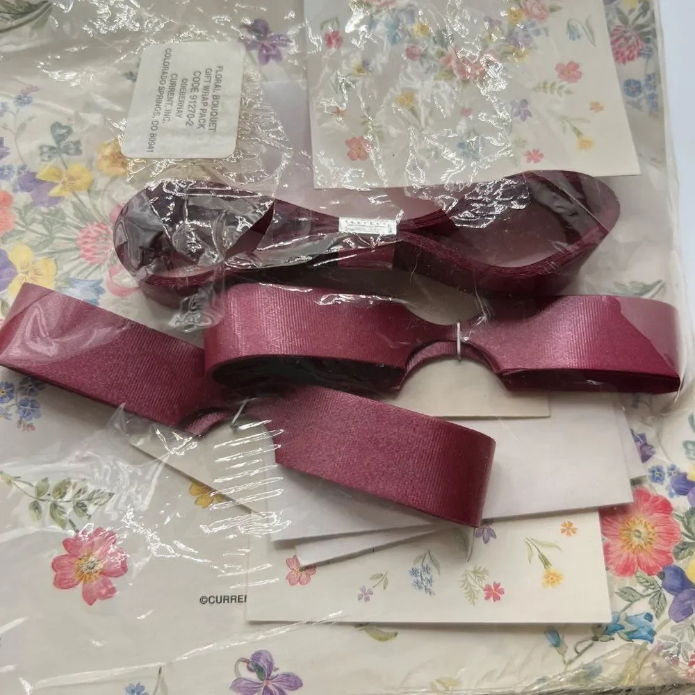 Vintage retro wrapping paper kit card and bow